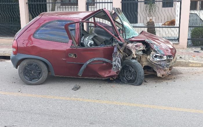 Muro e carro ficaram destruídos (Foto: Divulgação)