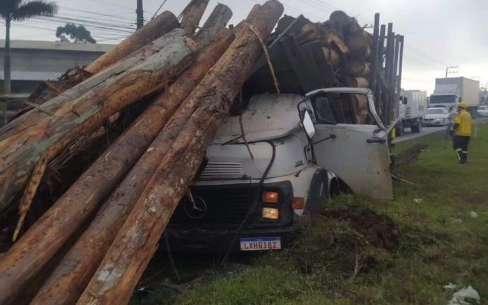 Motoristas morreu antes da chegada do socorro
(foto: leitor)