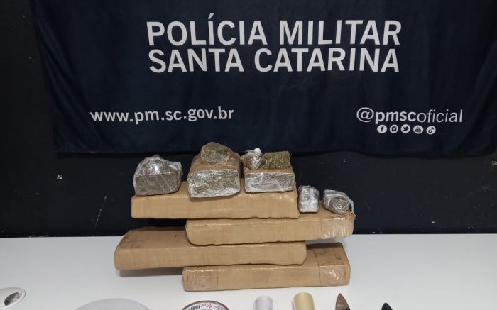 PM apreendeu a maconha, duas facas, uma balança de precisão e um celular (Foto: Divulgação)