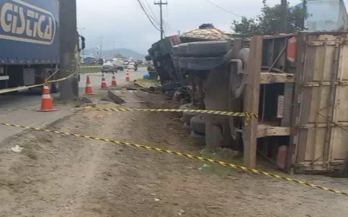 Motorista foi desviar de carro e tombou 
(Foto: Leitor)