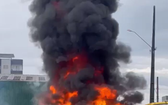 Responsável pela frota foi intoxicado ao tentar ajudar no trabalho dos bombeiros


(Foto: Reprodução)