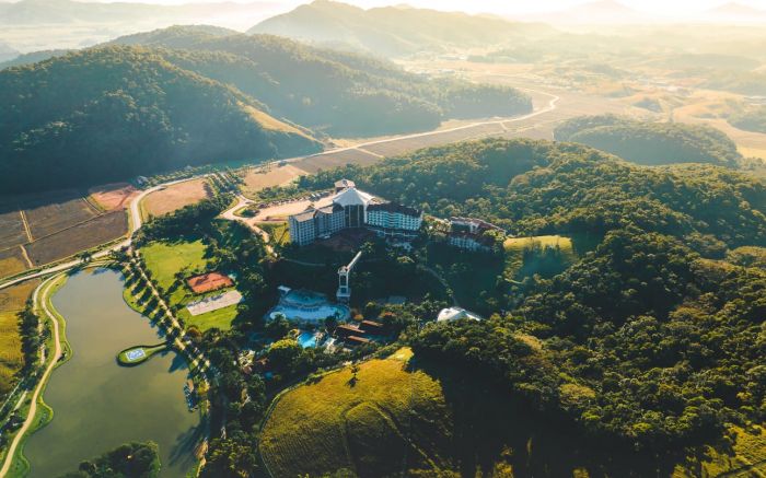 Resort tem a maior piscina aquecida do sul do Brasil (Foto: Divulgação)