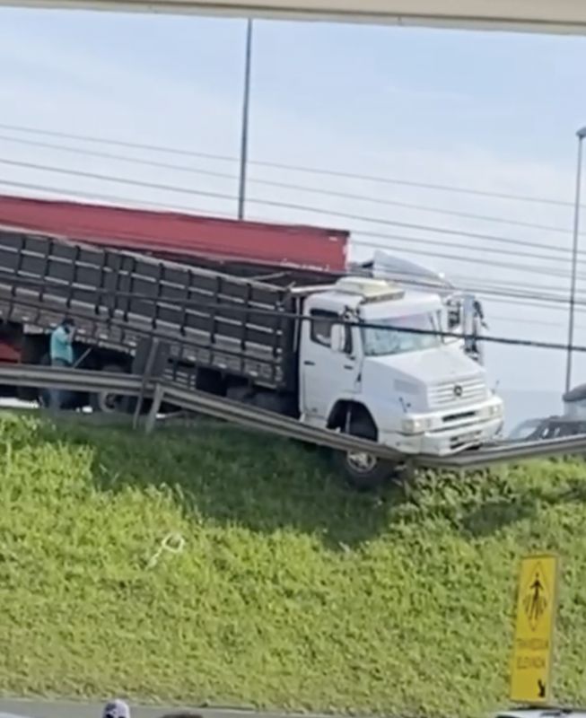 Acidente causou filas o dia inteiro (foto: Jackson Soares)