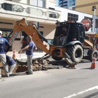 Obras na rede de esgoto bloqueiam a rua 901 em BC