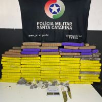 Mãe e filho presos com 50 kg de maconha