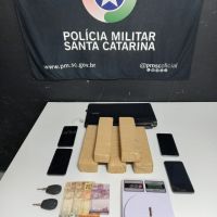 PM flagra venda de 3 kg de maconha e prende traficantes 