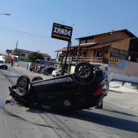 Bandido capota carro roubado ao tentar fugir da Polícia Militar