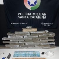 Casal é preso com 16 kg de maconha e R$ 2600 em Itajaí