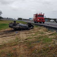 Carro pega fogo ao capotar e motorista foge