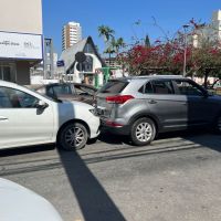 Acidente termina em batida dupla em Itajaí