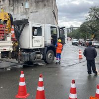 Poste que caiu na Sexta avenida é trocado