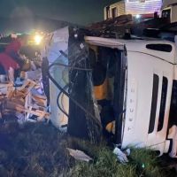 Caminhoneiro fica ferido após carreta de frutas tombar na BR 470