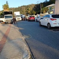  Falta de sinalização atrapalha trânsito em rua do Espinheiros