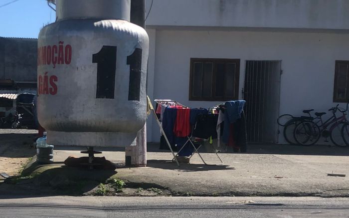 Cãozinho fica amarrado em um poste, pegando sol e chuva

 (Foto: Reprodução)