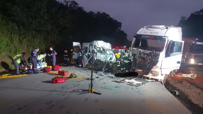 Colisão aconteceu no bairro Belchior no início desta sexta-feira (Foto: Divulgação)