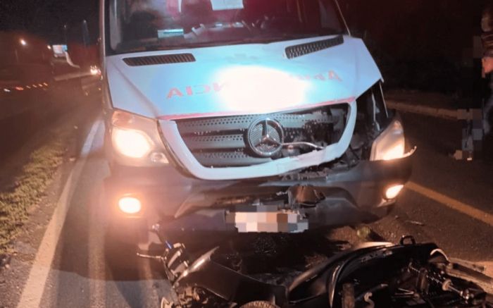 Batida entre moto e ambulância foi de frente
(Foto: Portal O Janelão)