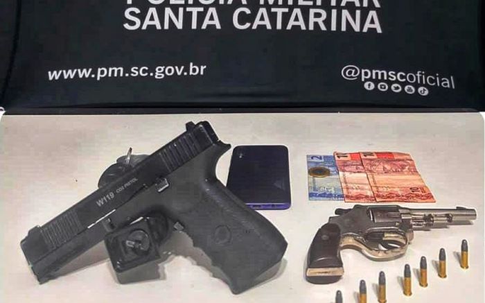 Um revólver, sete munições e uma arma fake foram apreendidos (Foto: Divulgação)