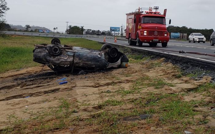 Capotamento foi perto do meio-dia de terça-feira 

 (Foto: Divulgação)