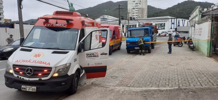 Trabalhador foi socorrido e levado para o hospital (Foto: Divulgação)