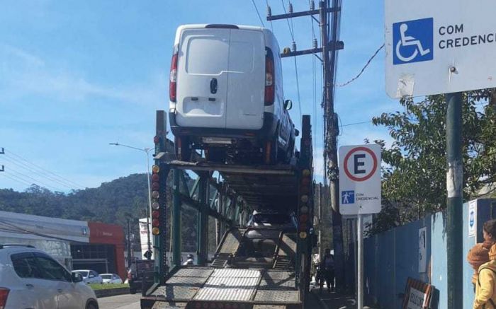 Cegonha descarrega carros na frente da escola

(Foto: Reprodução)