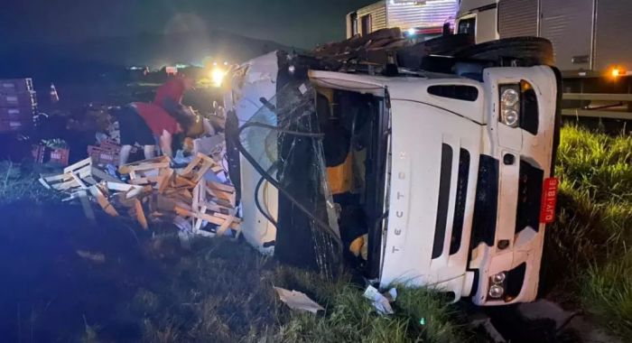 Caminhoneiro  teve ferimentos nos braços e pernas (Foto: Divulgação)