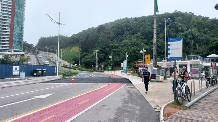 Prefeitura de BC remove faixa de pedestres em frente à roda-gigante (Foto: Reprodução)