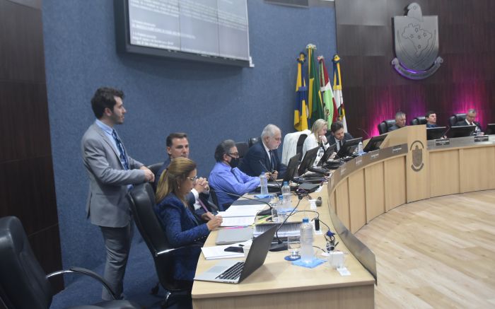 Discussão começou após três horas de leitura da denúncia e de relatório da comissão processante (Foto: João Batista)