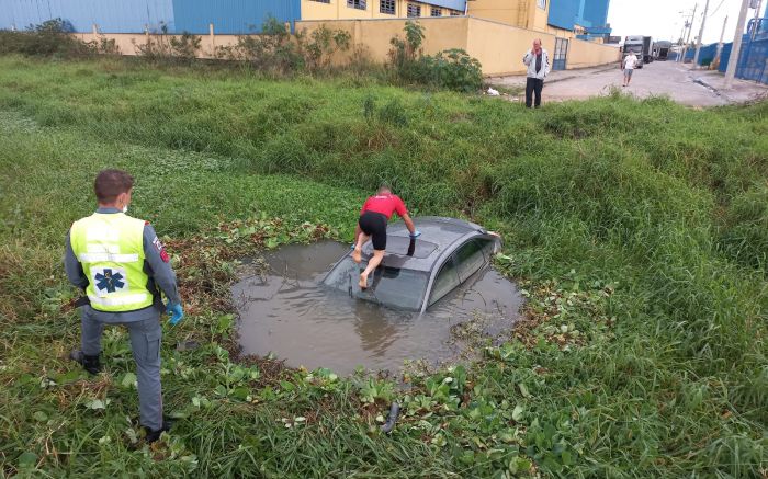 Guincho foi acionado para fazer a retirada do veículo (Foto: PMSC)