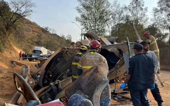 Dos 43 passageiros, sete morreram e 36 ficaram feridos (Foto: CBMMG)