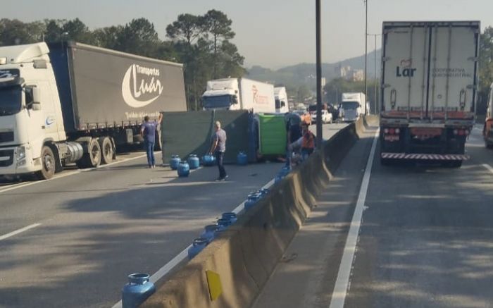 Botijões de gás de cozinha rolaram pela BR 101 (Foto: leitor)