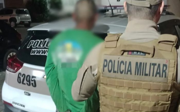 Um dos agentes foi mordido no braço
(Foto: Divulgação)