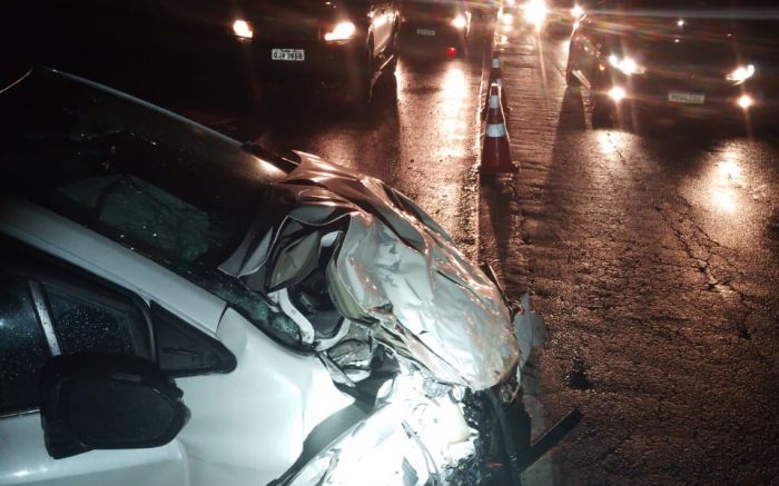 Acidente triplo entre carros e caminhão em Araquari (Foto: Reprodução)