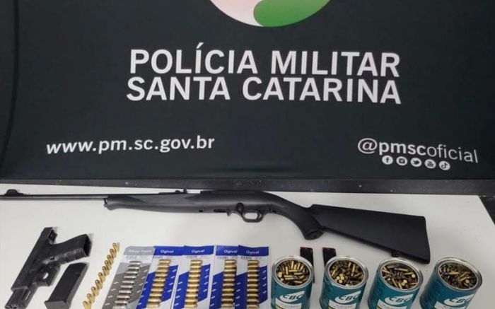 Duas armas e mais de mil munições foram apreendidas 
 (Foto: Divulgação)