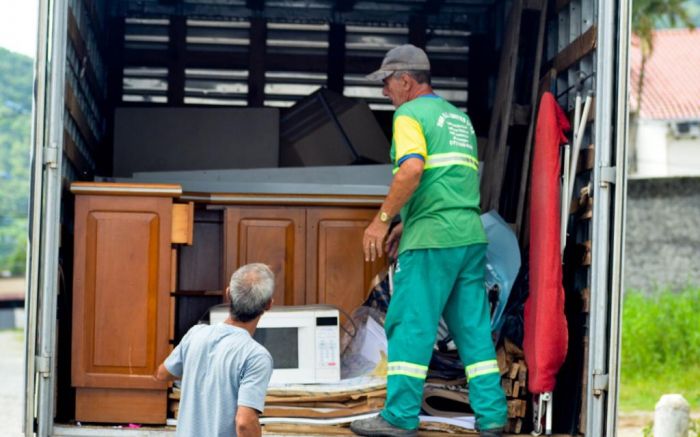 Caminhão recolhe móveis, eletrônicos e eletrodomésticos 
 (Foto: Divulgação)