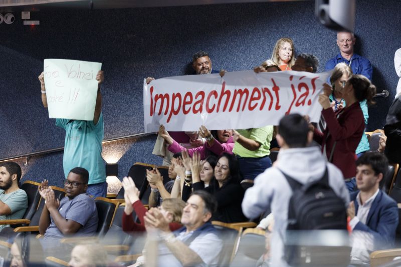 Grupos favoráveis e contrários ao impeachment se encontraram durante a votação (foto: Davi Spuldaro)