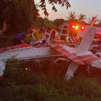 Vídeo: Avião cai durante festa de chá revelação; piloto morreu 