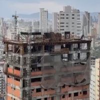 Prédio em construção derruba materiais