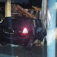 Motorista embriagado bate carro em poste na madrugada 