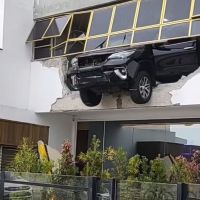 Carro arrebenta  garagem na Atlântica