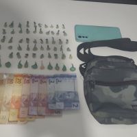 Cara é preso com 60 pedras de crack