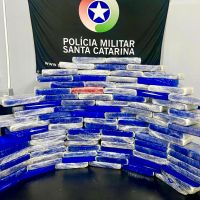 Carro é abandonado com 100 kg de cocaína