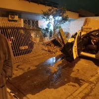 Motorista se perde e derruba muro de casa 