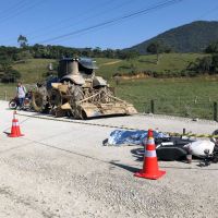 Motociclista morre ao bater em trator da prefeitura de Camboriú