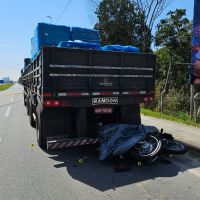 Piloto morreu ao bater atrás de caminhão