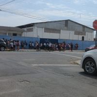 Mãe denuncia que alunos esperam aula na rua 