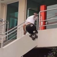 Patinador é filmado pulando sacada em SC