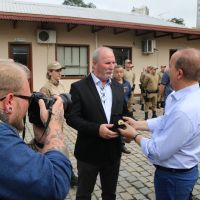 Coronel Dagostin recebe homenagem do governador