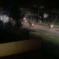 Motoqueiros causam baderna na avenida Interpraias