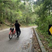 Empresária é atropelada por bike na descida da Brava