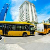 Alunos esperam até uma hora em terminal  